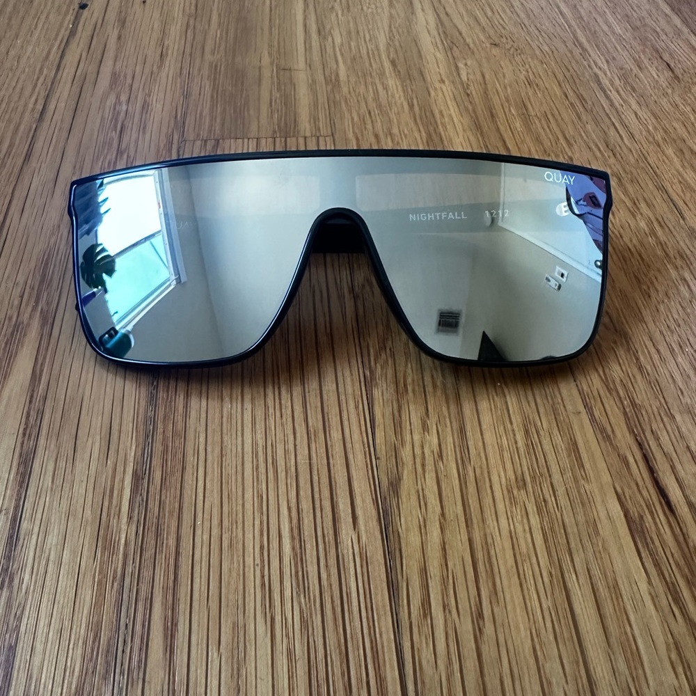 Quay Australia - Nightfall Sunglasses and Case